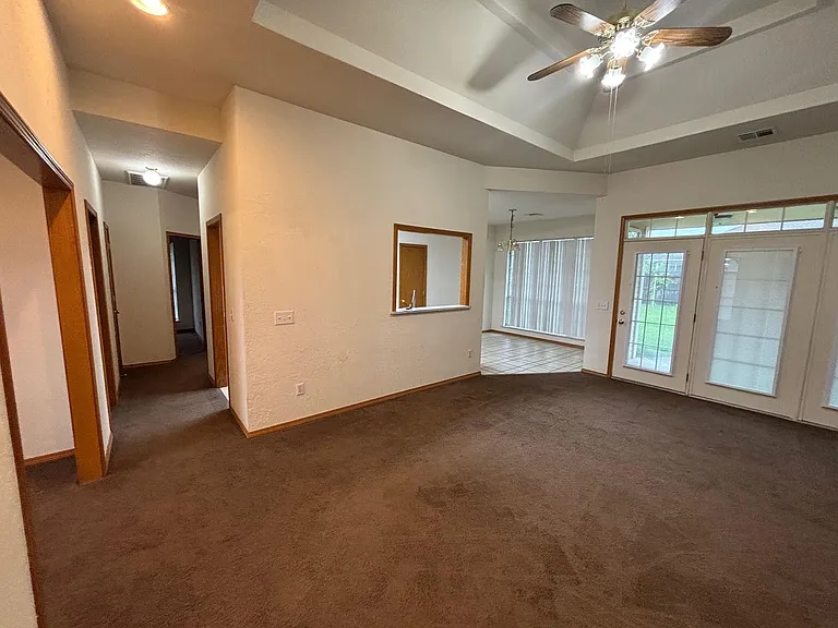 2207 N Burdick St — Photo 14