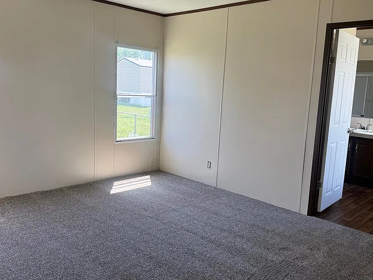 82 Parkway Dr — Photo 3