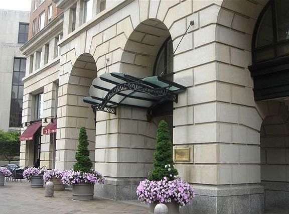 Bldg entrance & driveway