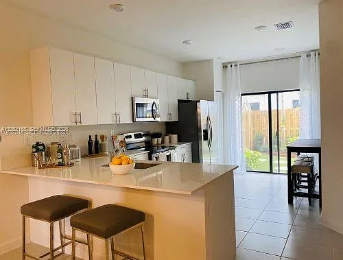 4 bed, 1944 sqft, $3,100 — Photo 2