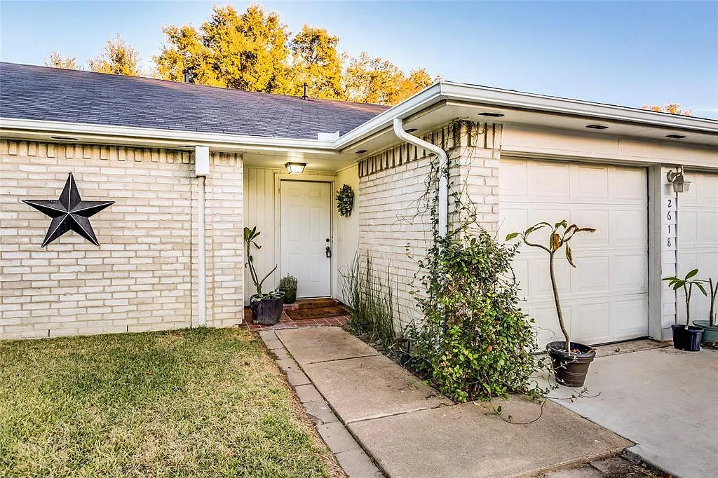 3 bed, 2.0 bath, 1363 sqft, $1,795 — Photo 3