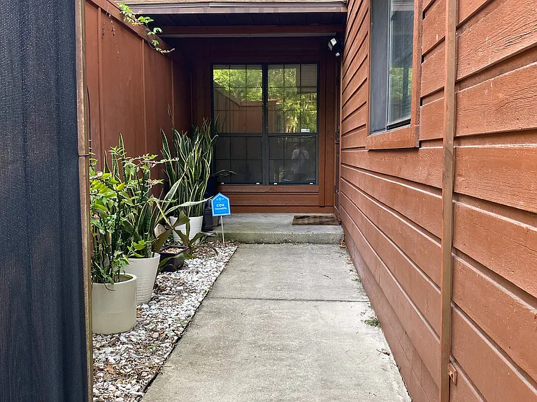 900 SW 62nd Blvd #D27 — Photo 2