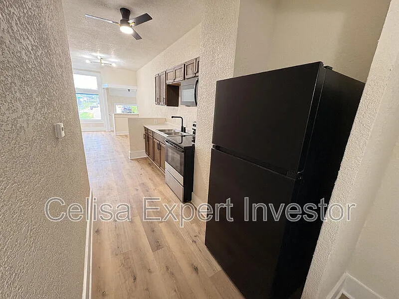 2 bed, 1.0 bath, 902 sqft, $1,050 — Photo 3
