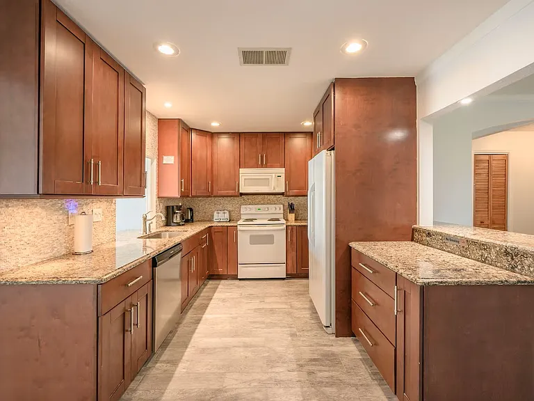 4215 Baird St — Photo 2