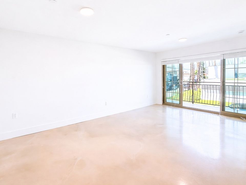 Un-staged living room