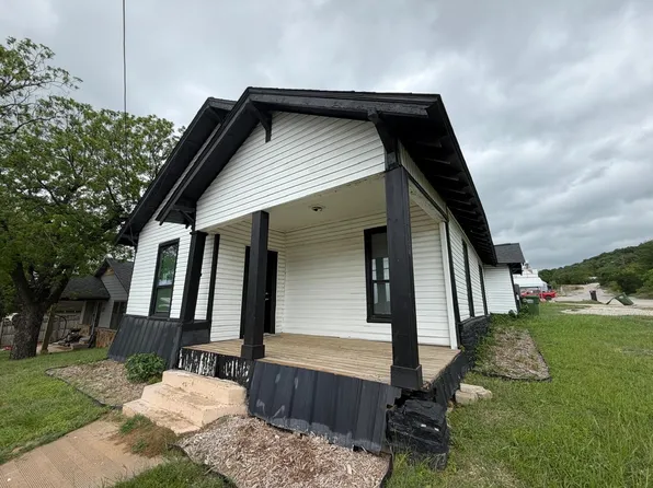 915 NE 1st St, Mineral Wells, TX 76067