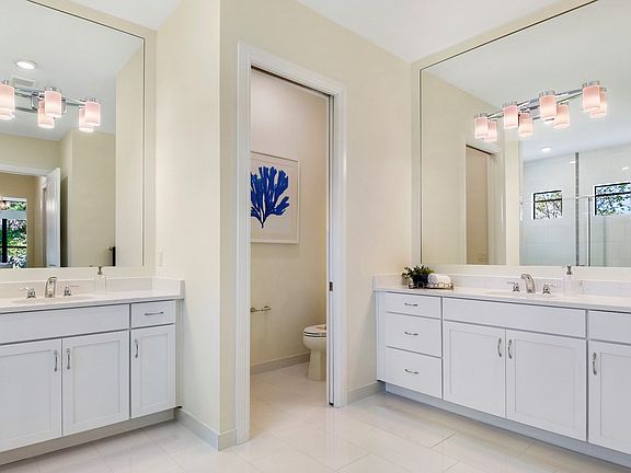 Palatial owner s bath