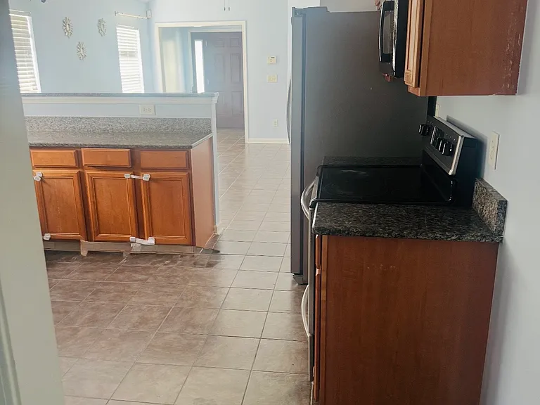 1100 Silvermoon Dr — Photo 9