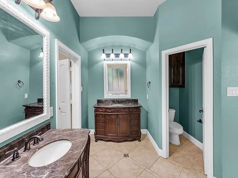1721 Medina Ln — Photo 34