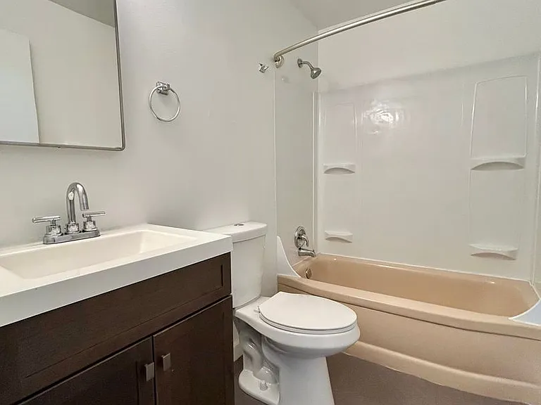 North Towne Manor — Photo 11