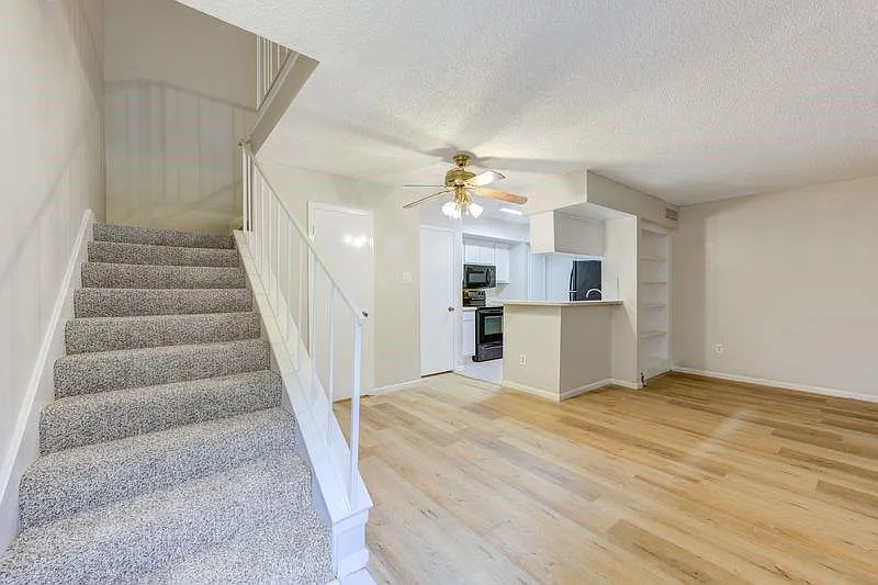 1 bed, 1.5 bath, 750 sqft, $1,135 — Photo 2