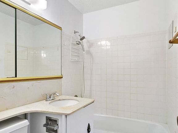 5th image of 2039 Broadway #12L