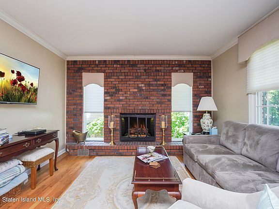 3rd image of 182 Isabella Ave