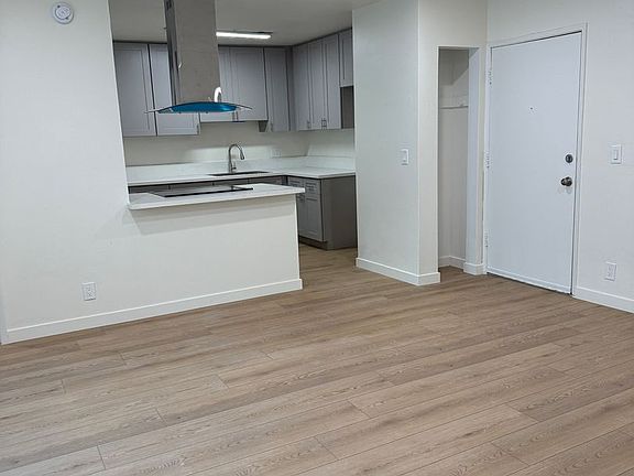 5th image of 7461 Hazeltine Ave #5