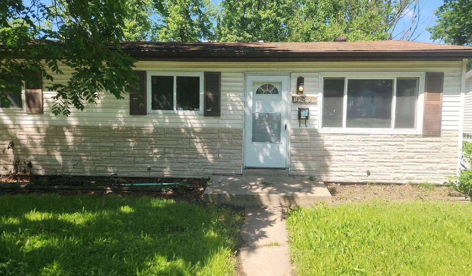 3 bed, 1.0 bath, 888 sqft, $1,250 — Photo 1