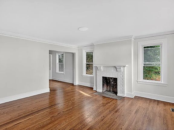 5th image of 326 Westhampton Ave