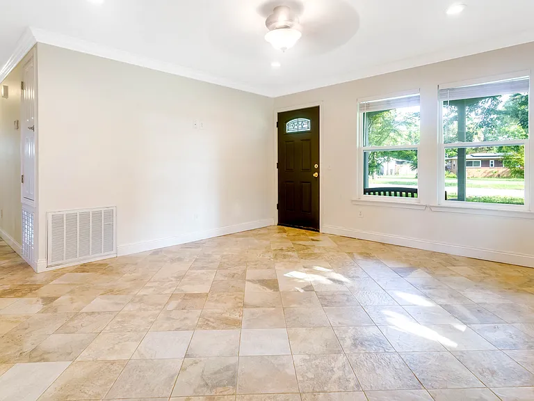 308 Hollywood Blvd SE — Photo 4