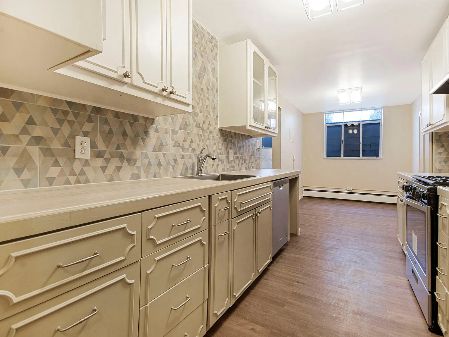 1 bed, 961 sqft, $1,400 — Photo 3