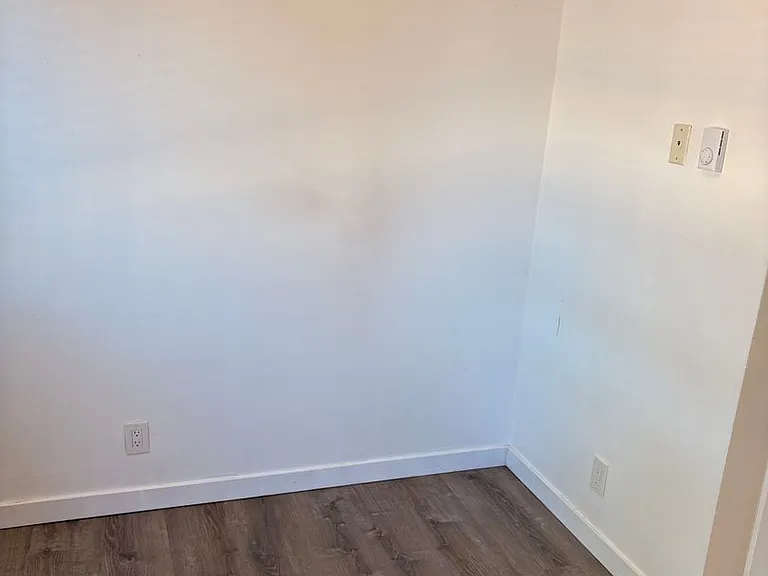 C2402 - Maple Court Apartments — Photo 32