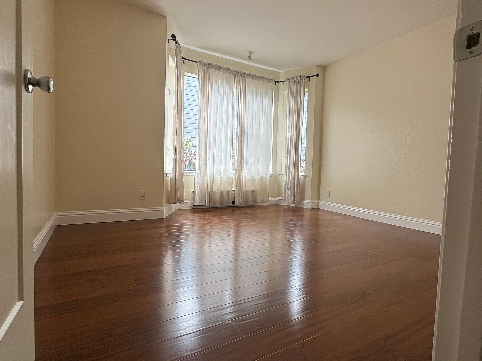 2 bed, 900 sqft, $4,800 — Photo 4