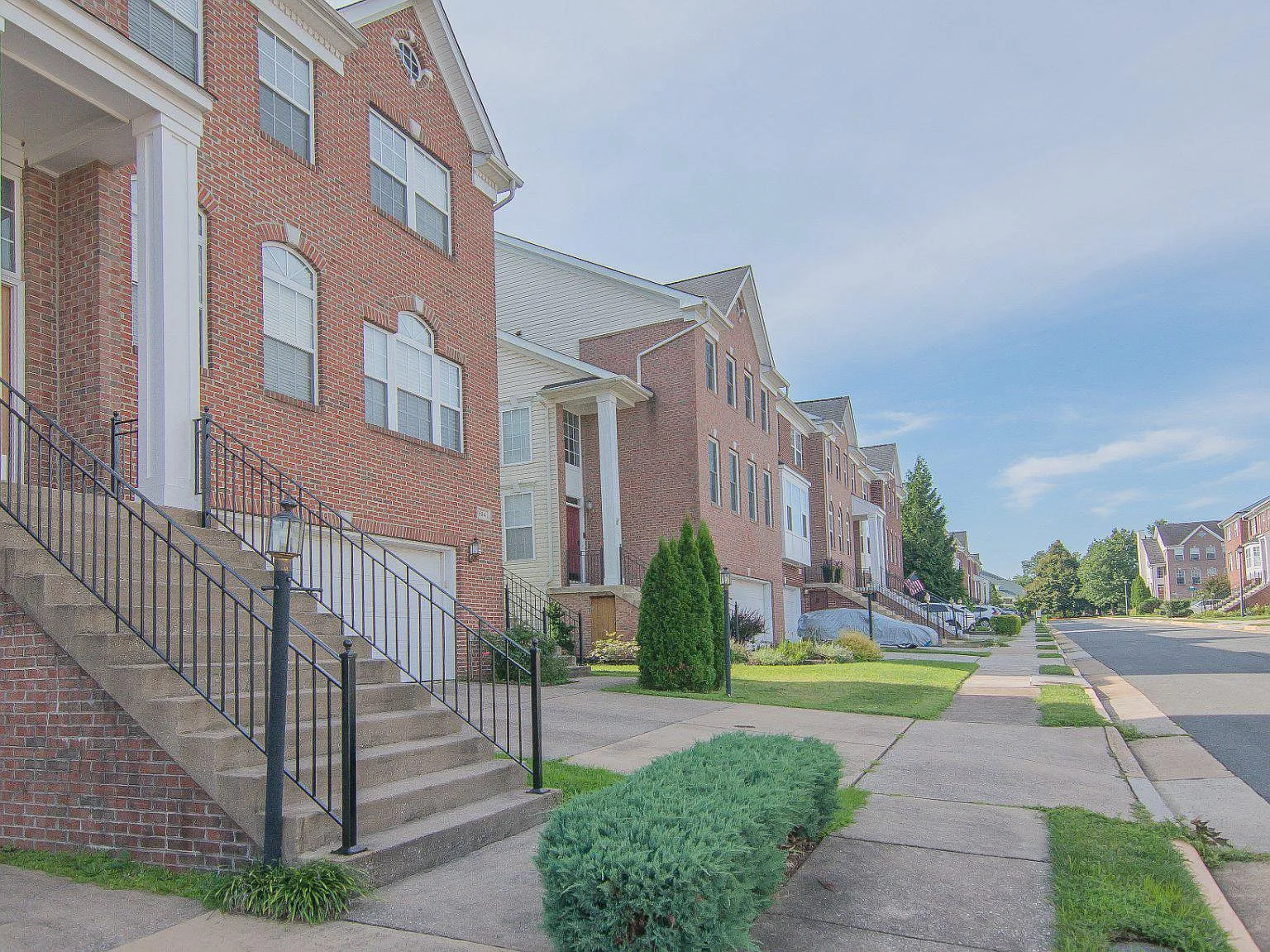 3 bed, 3.5 bath, 2426 sqft, $3,450 — Photo 2