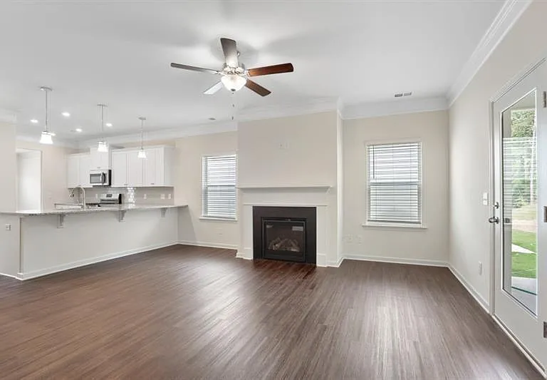 196 Marion Dr — Photo 3