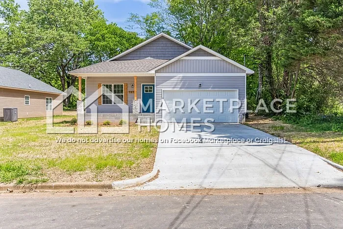 1612 College St SE — Photo 1
