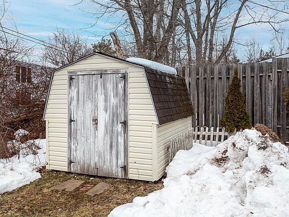 3rd image of 499 Main St