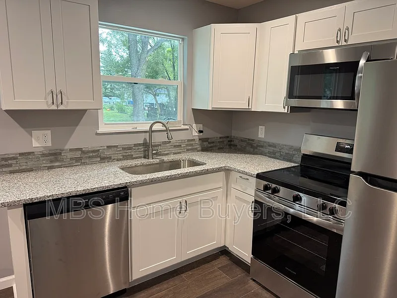 3 bed, 1.5 bath, 864 sqft, $1,700 — Photo 2