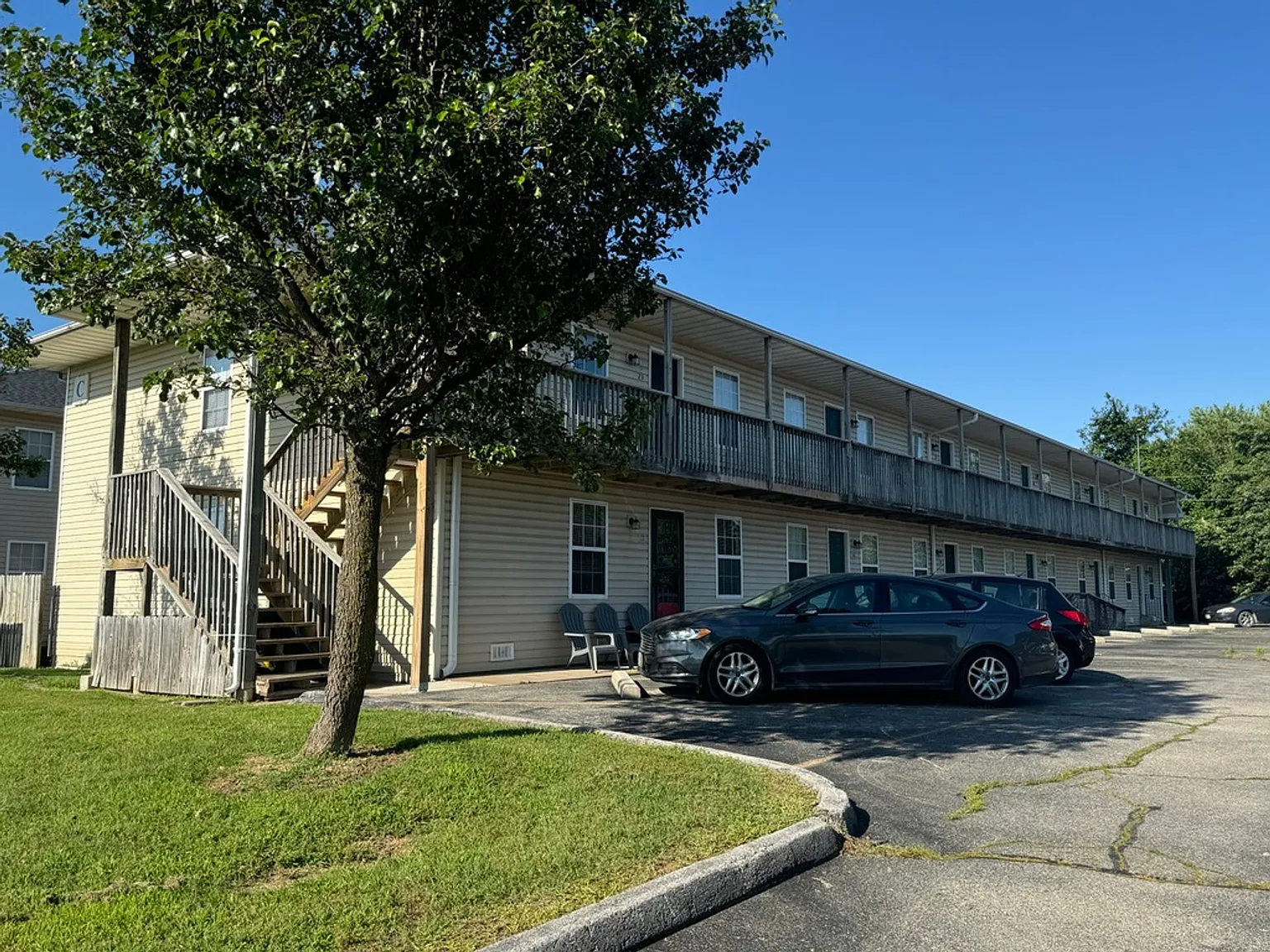 Bradford Terrace Apartments / 420 Britt Lane, RG — Photo 1