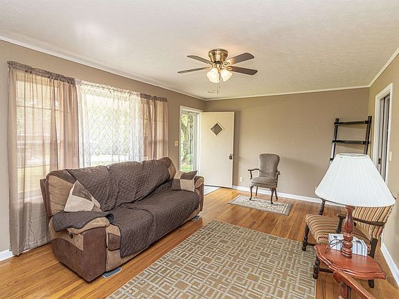 5th image of 134 Hillhurst Dr