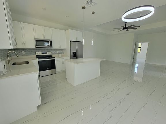 3rd image of 884-886 Milwaukee Blvd #1