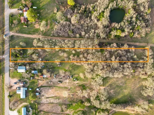 269 Old Lake Rd, Smithville, TX 78957
