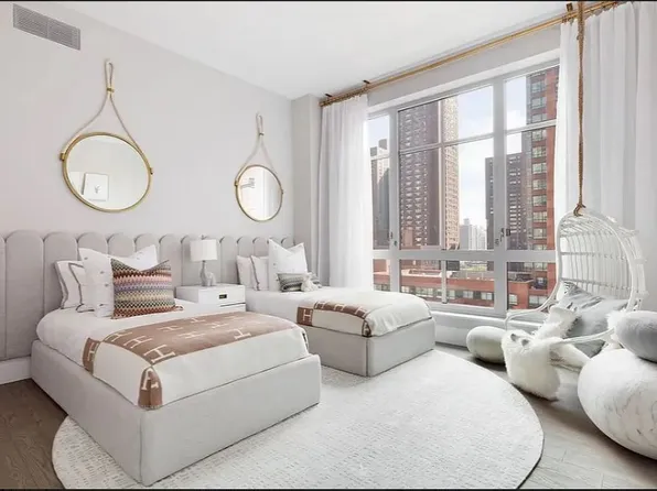 200 East 95th Street image 3 of 10