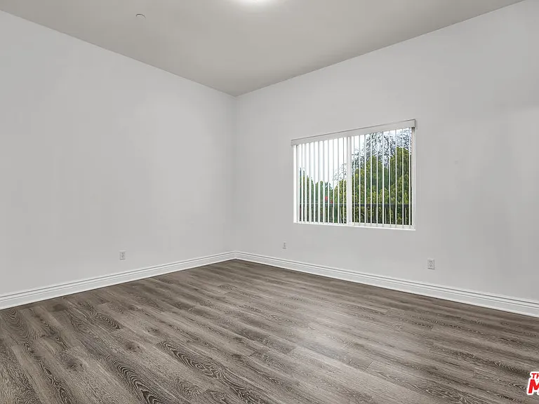 7338 Balboa Blvd #6 — Photo 21