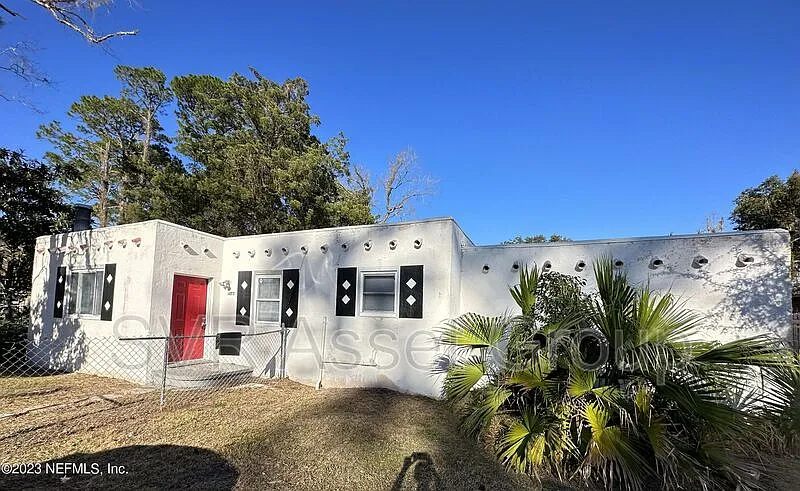 3 bed, 1.0 bath, 1452 sqft, $1,350 — Photo 1