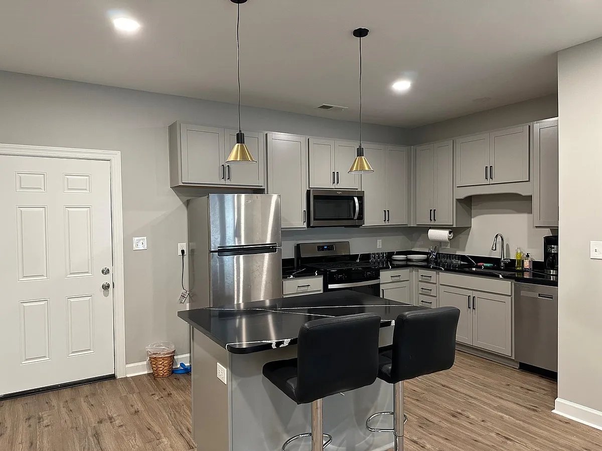 Photo 2 of 12 - 4927 William Arnold Rd #102 - Memphis, TN Building Photo - 4927 William Arnold Rd #102