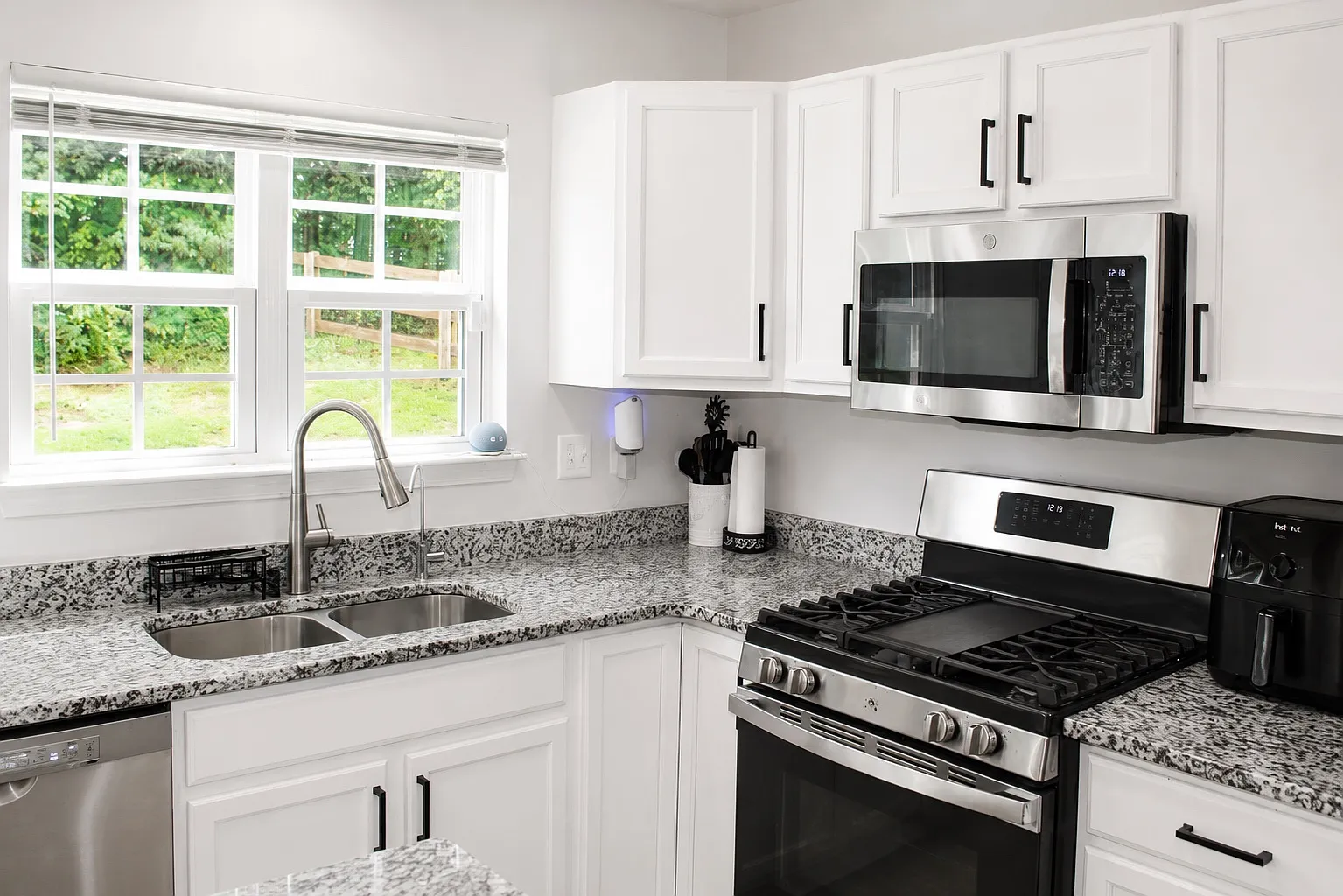 3 bed, 3.5 bath, 1979 sqft, $2,900 — Photo 4