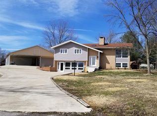 614 Lakeside Knolls Dr, Hillsboro, IL 62049