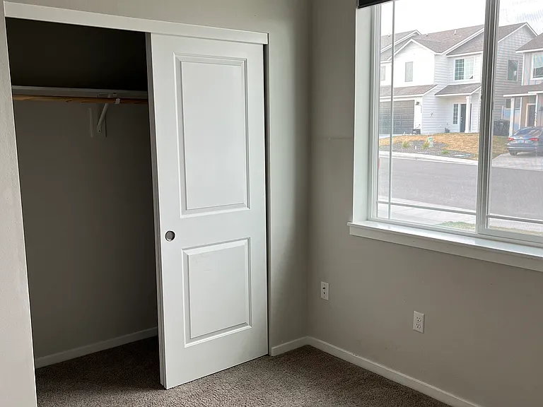 bedroom, nice sized closet