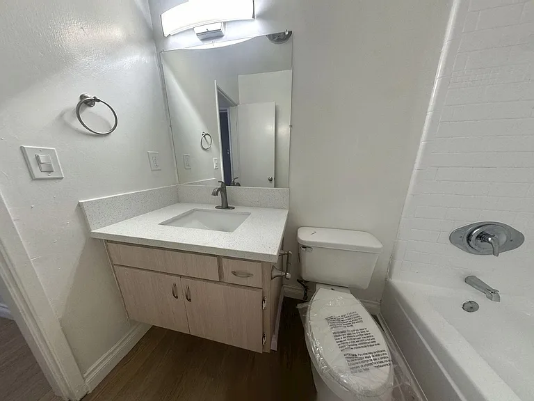 Collins Apts..Gorgeous Newly Remodeled Spacious Units Available..Great Location! — Photo 21