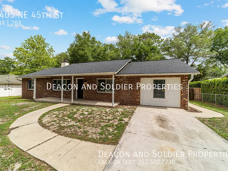 3405 NE 45th St — Photo 1