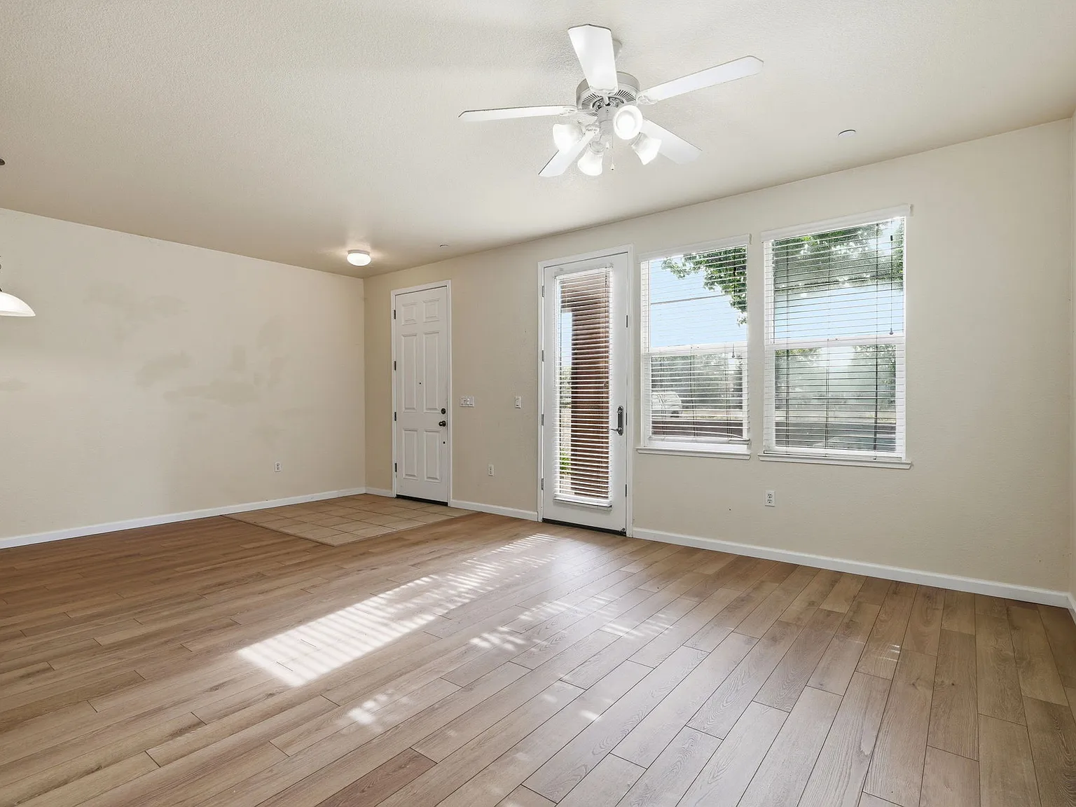3 bed, 2.5 bath, 1576 sqft, $2,450 — Photo 2