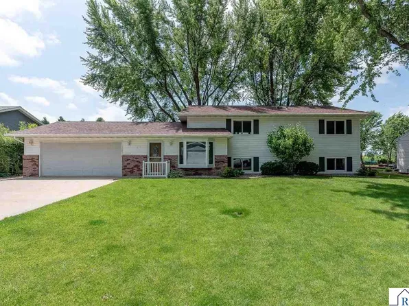 211 Holly Ln, Janesville, MN 56048