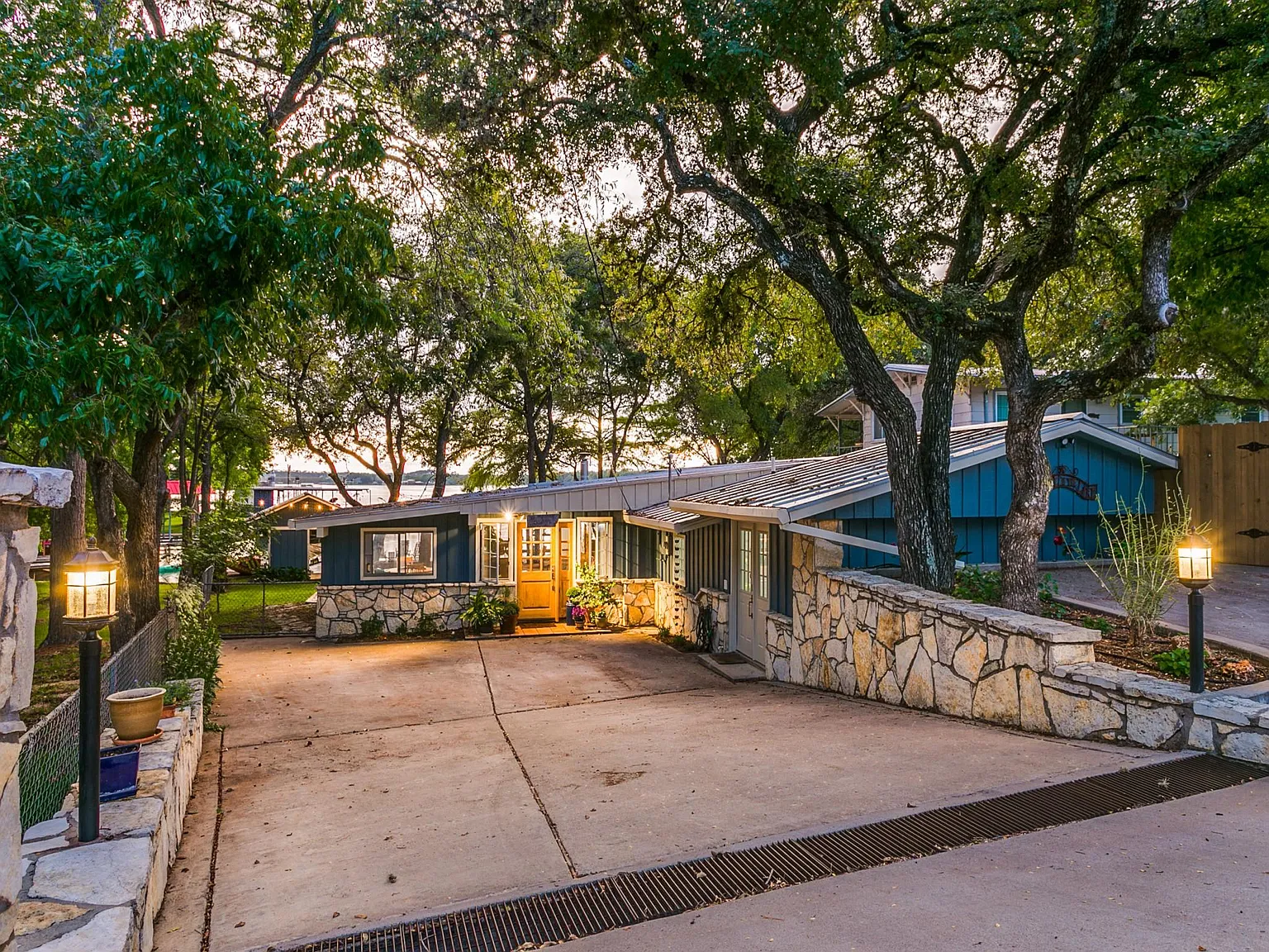 1203 N Shorewood Dr — Photo 3