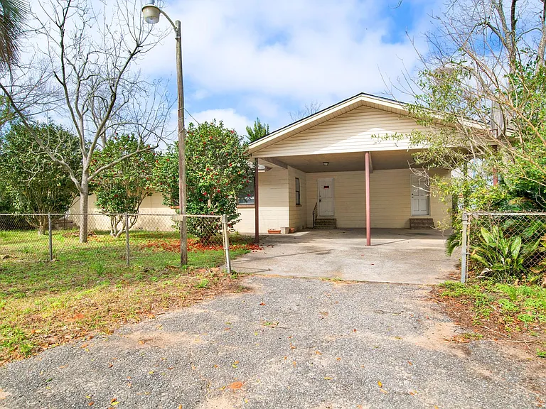 2802 W Gonzalez St — Photo 1