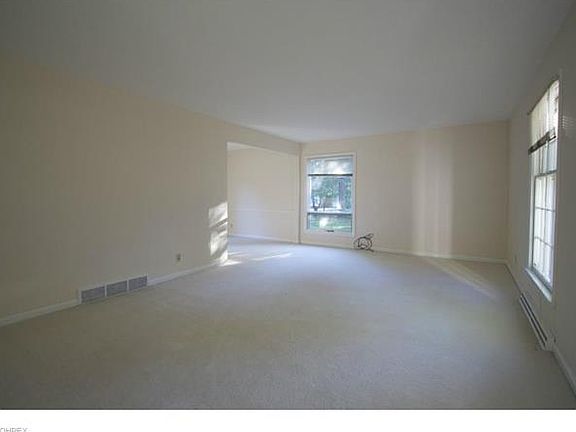 4th image of 270 Hartford Dr
