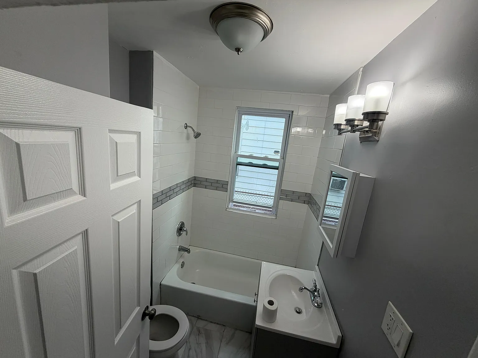 3 bed, 2400 sqft, $2,200 — Photo 3