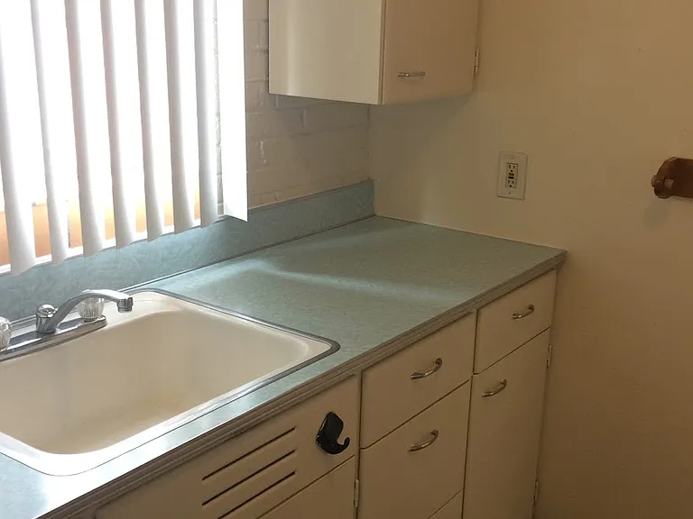 Charming Nob Hill 1 Bedroom with Private Garage — Photo 27