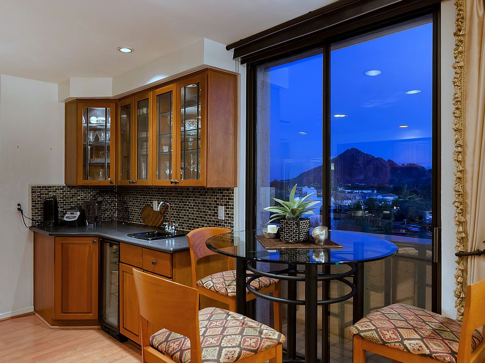 Bistro Area and Wet Bar